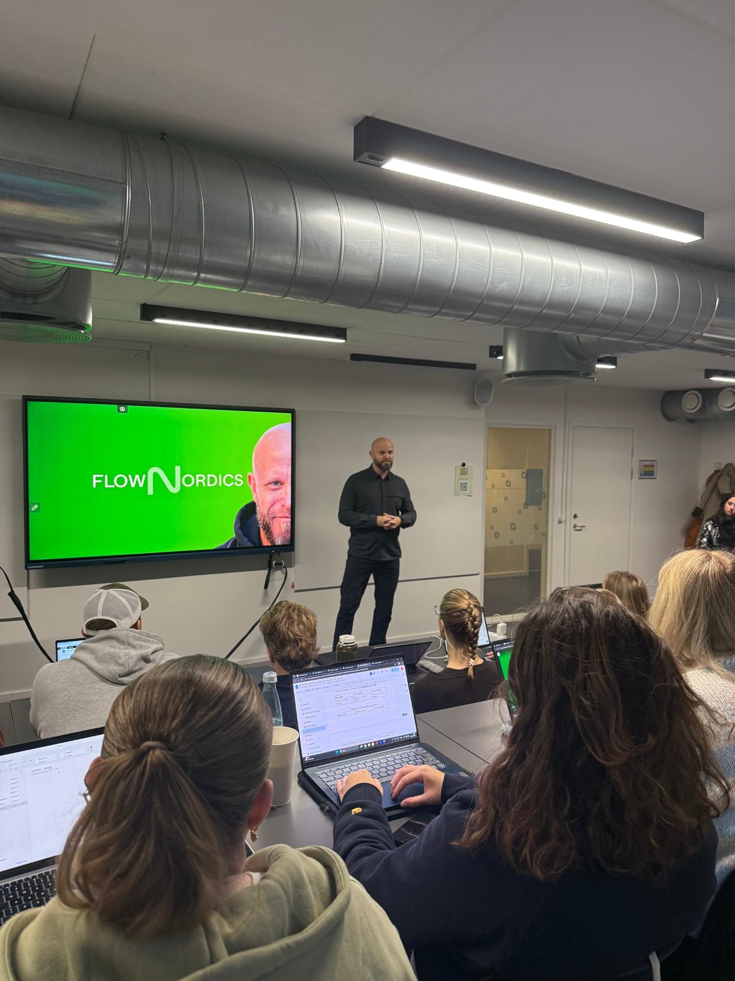 Lars Nielsen underviser i vibe coding workshop